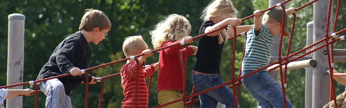 Kinder stehen Schlange auf einem Klettergerüst